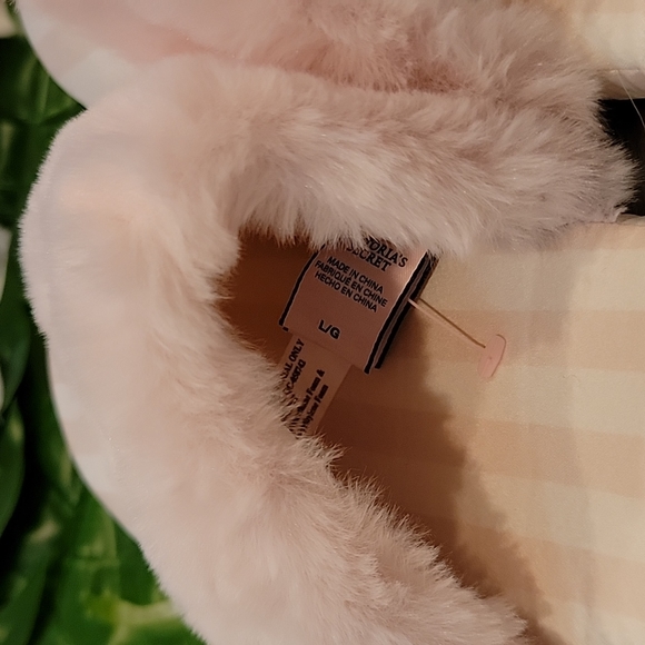 NWT Victoria's Secret Stripped Fur Slippers & Monogramed "V" storage bag! ♥️ - Picture 6 of 10